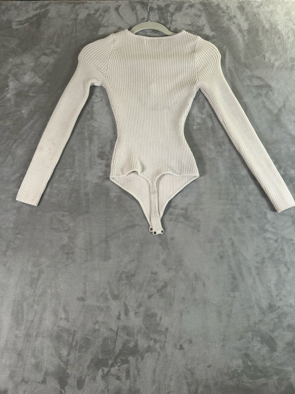 Abercrombie & Fitch Ribbed Long Sleeve Square Neck Bodysuit in Cream - Picture 4 of 7